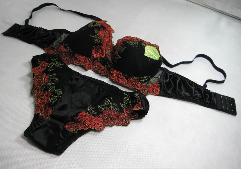 OneC Cup Black Pure Silk Lacy Underwire Thinly Padded Bra Panties Set